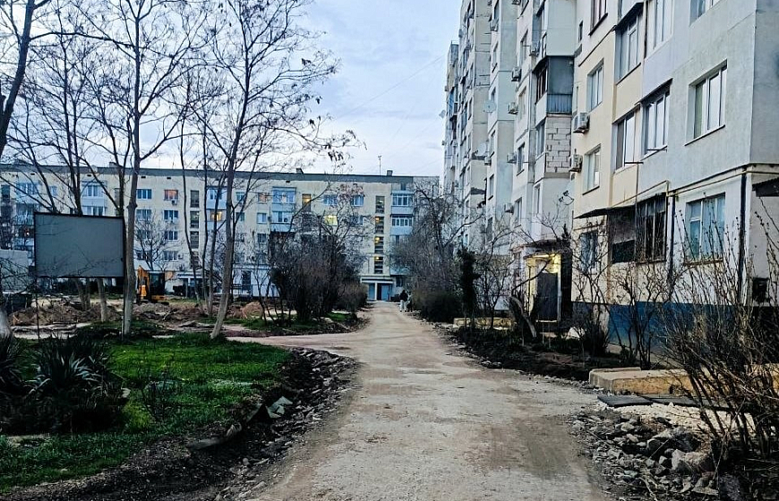 В Евпатории проводят благоустройство дворов